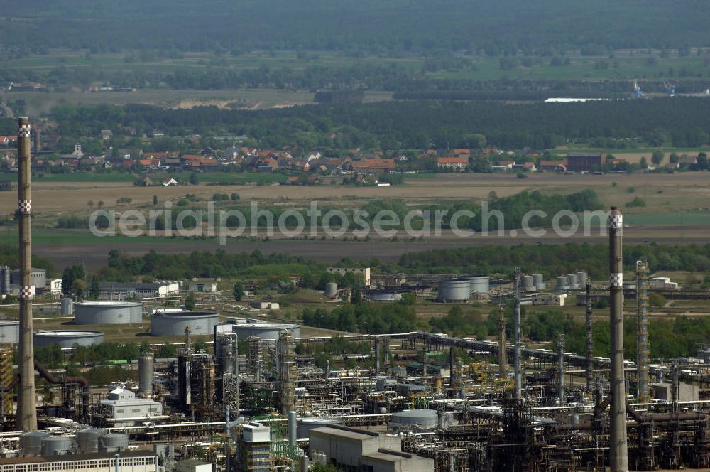 Aerial photograph SCHWEDT / ODER - Die PCK Raffinerie GmbH ist ein Erdölverarbeitungswerk in Schwedt/Oder im Nordosten Brandenburgs (Deutschland). Das Unternehmen wurde am 13. Januar 1959 gegründet. Der Marktanteil an der deutschen Erdölverarbeitung beträgt etwa 10 %. Die Abkürzung PCK stand bis 1991 für Petrolchemisches Kombinat, ab 1991 für Petrolchemie und Kraftstoffe. Gesellschafter sind die Deutschland Oil GmbH, Ruhr Oel GmbH (BP, PdVSA) und AET-Raffineriebeteiligungsgesellschaft mbH (Total, Agip)