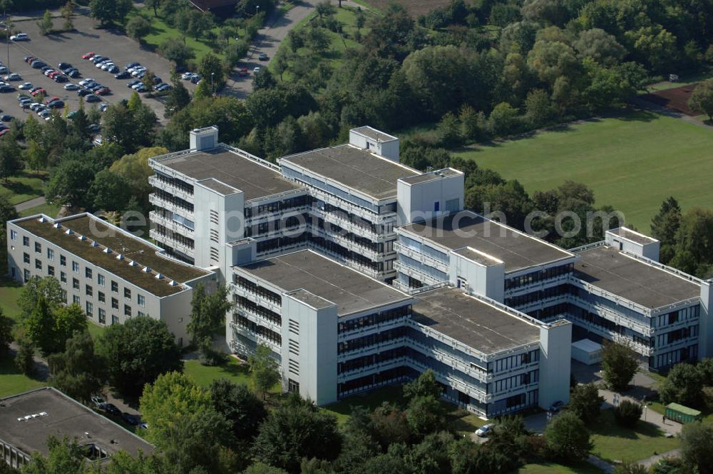 LUDWIGSBURG from the bird's eye view: Blick auf die Pädagogische Hochschule Ludwigsburg. Die Pädagogische Hochschule Ludwigsburg ist eine den Universitäten gleichgestellte Hochschule in Ludwigsburg. Das Studienangebot umfasst Lehramtsstudiengänge, Diplomstudiumgang Erziehungswissenschaften, Magisterstudiengänge, Bachelorstudiengänge und Masterstudiengänge. Ludwigsburg ist eine Stadt in Baden-Württemberg, etwa zwölf Kilometer nördlich der Stuttgarter Innenstadt. Sie ist die Kreisstadt und größte Stadt des Landkreises Ludwigsburg, sowie nach Esslingen am Neckar die zweitgrößte Mittelstadt Baden-Württembergs. Kontakt: Pädagogische Hochschule Ludwigsburg, Reuteallee 46, 71634 Ludwigsburg, Tel. +49 (0)7141 140 0, Fax +49 (0)7141 140 434