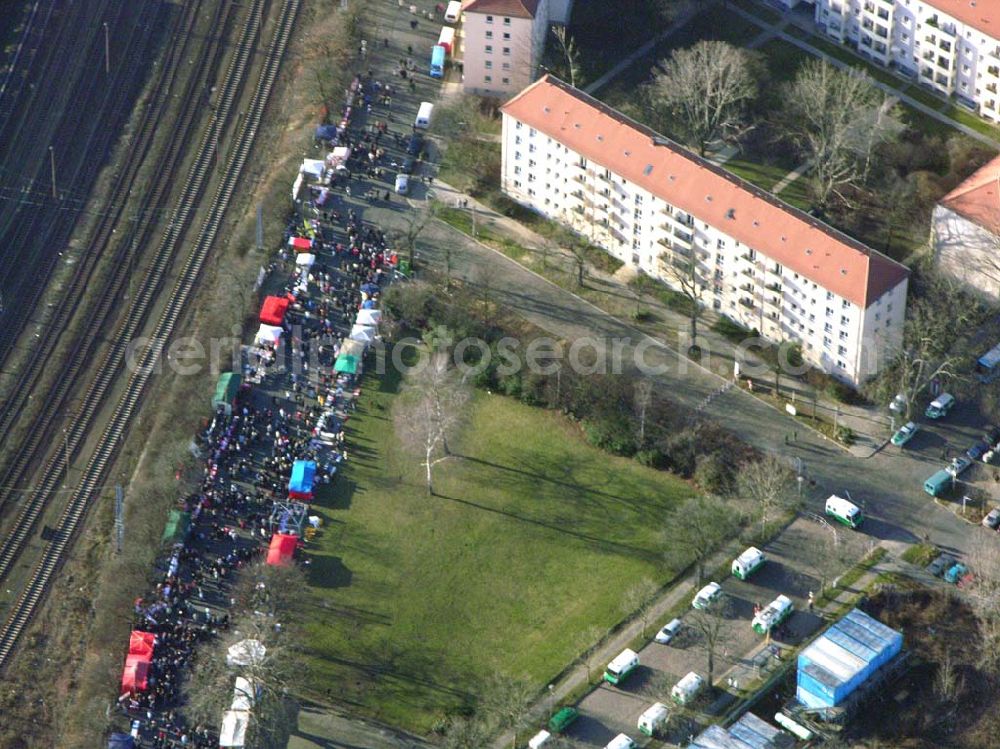 Aerial photograph Berlin - Friedrichsfelde - 09.01.2005 Berlin/ PDS- Gedenkveranstaltung an der Gedenkstätte der Sozialisten in Berlin Friedrichsfelde