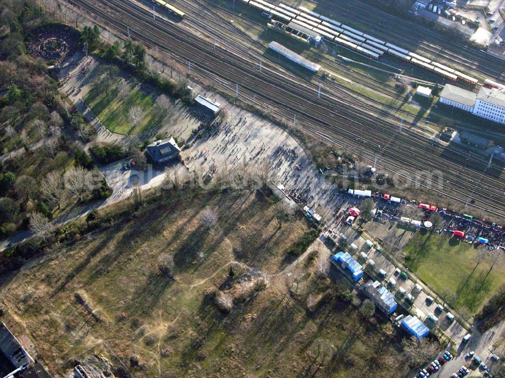 Aerial image Berlin - Friedrichsfelde - 09.01.2005 Berlin/ PDS- Gedenkveranstaltung an der Gedenkstätte der Sozialisten in Berlin Friedrichsfelde