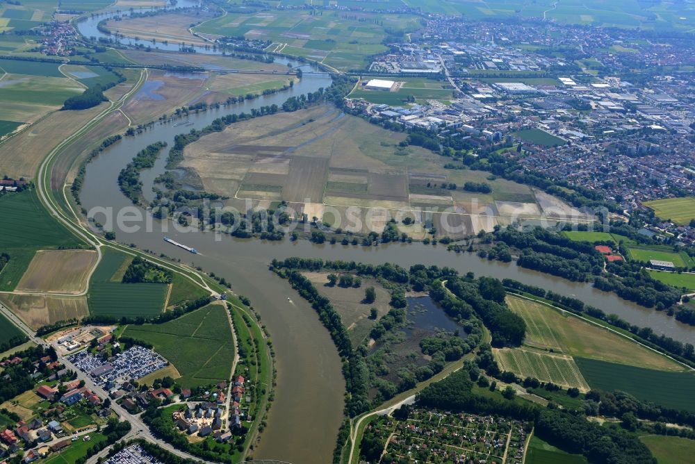 Aerial photograph Straubing - Level - the course of decline of the Donau after the flood 2013 in Straubing in Bavaria