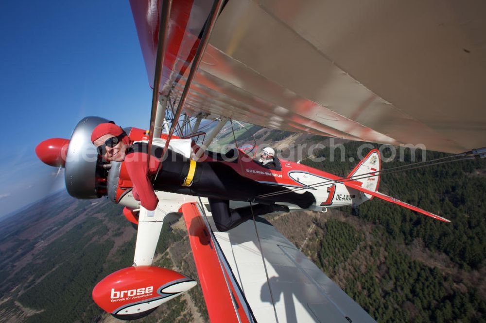 Aerial image Kirchheim unter Teck OT Hahnweide - Wenn Peggy Krainz das Cockpit ihrer Stearman verlässt, hat sie einige hundert Meter Luft unter sich. Die Wingwalkerin und ihre Co- Pilotin Verena Dolderer zeigen ein atemberaubendes Ausstiegsszenario aus dem einmotorigen Doppeldecker. Die aufwendig restaurierte Boeing Stearman PT-17, Baujahr 1942, seit Anfang 2005 österreichisch registriert, ist bis zu 350 km/h schnell und speziell für das Wingwalking umgebaut.