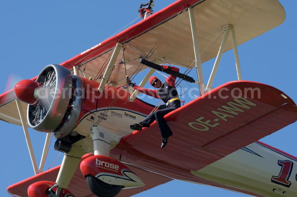 Kirchheim unter Teck OT Hahnweide from above - Wenn Peggy Krainz das Cockpit ihrer Stearman verlässt, hat sie einige hundert Meter Luft unter sich. Die Wingwalkerin und ihre Co- Pilotin Verena Dolderer zeigen ein atemberaubendes Ausstiegsszenario aus dem einmotorigen Doppeldecker. Die aufwendig restaurierte Boeing Stearman PT-17, Baujahr 1942, seit Anfang 2005 österreichisch registriert, ist bis zu 350 km/h schnell und speziell für das Wingwalking umgebaut.