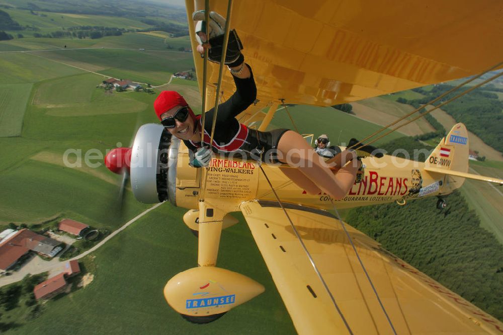 Kirchheim unter Teck OT Hahnweide from the bird's eye view: Wenn Peggy Krainz das Cockpit ihrer Stearman verlässt, hat sie einige hundert Meter Luft unter sich. Die Wingwalkerin und ihre Co- Pilotin Verena Dolderer zeigen ein atemberaubendes Ausstiegsszenario aus dem einmotorigen Doppeldecker. Die aufwendig restaurierte Boeing Stearman PT-17, Baujahr 1942, seit Anfang 2005 österreichisch registriert, ist bis zu 350 km/h schnell und speziell für das Wingwalking umgebaut.