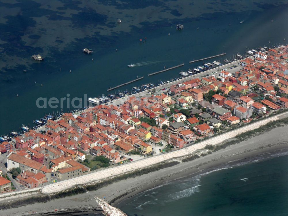 Venedig from above - Pellestrina ist eine Insel in der Adria und bildet einen Teil des Abschlusses der Lagune von Venedig. Trotz der Länge von 11 km beträgt die Fläche der Insel nur 2 qkm, da sie sehr schmal ist. An den meisten Stellen ist sie ca. 100 Meter breit. The island Pellestrina forms a part of the end of the lagoon of Venice. Pellestrina has a length of 11 kilometres, but only an area of 2 qkm, because it is really narrow.