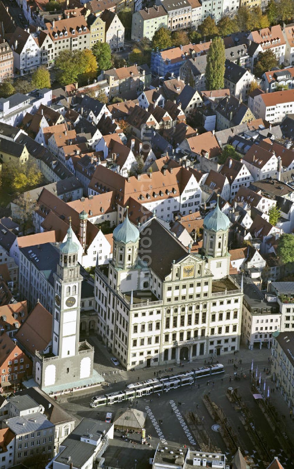 Augsburg from above - Der Perlachturm und das Augsburger Rathaus in der Innenstadt. Das Ensemble gilt als das Wahrzeichen der Stadt Augsburg. The Perlachturm and the Augsburg town hall in the city center.