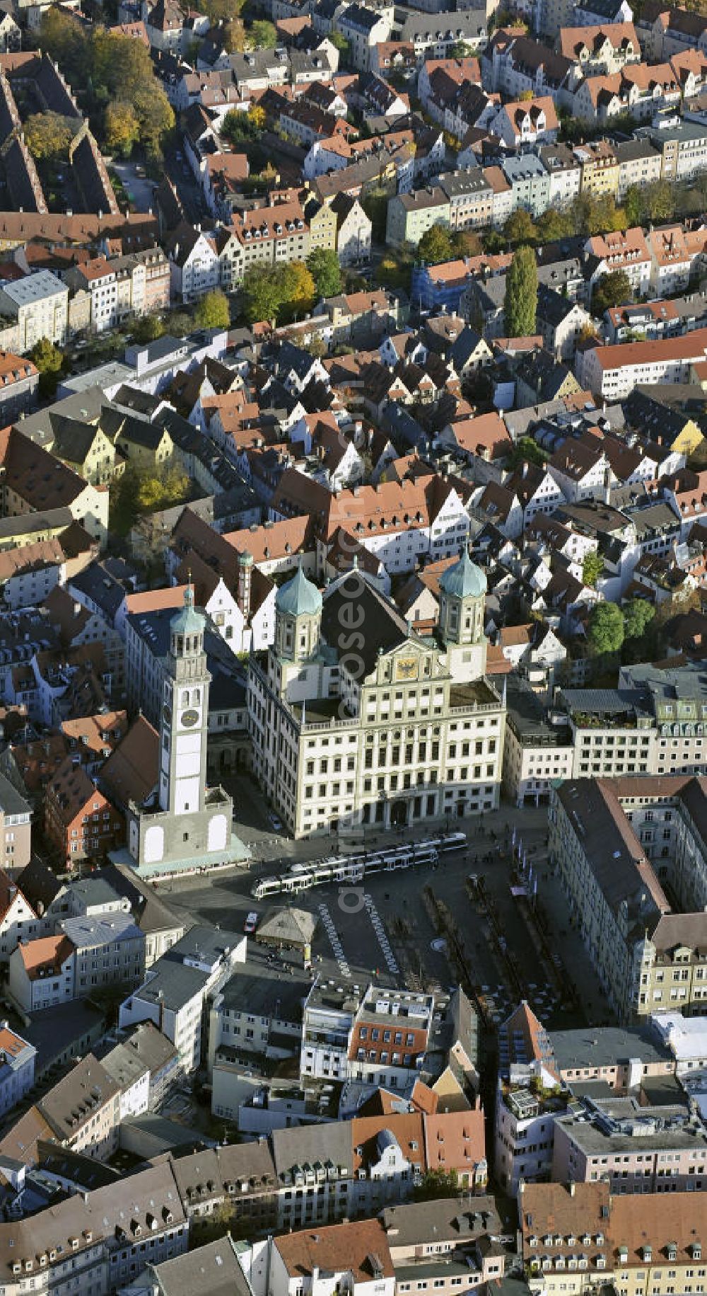 Augsburg from the bird's eye view: Der Perlachturm und das Augsburger Rathaus in der Innenstadt. Das Ensemble gilt als das Wahrzeichen der Stadt Augsburg. The Perlachturm and the Augsburg town hall in the city center.