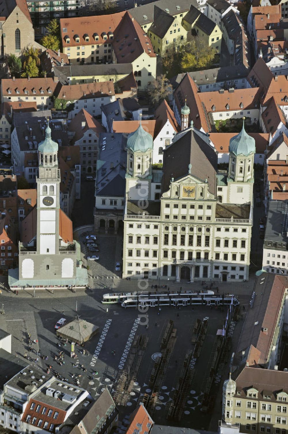 Aerial image Augsburg - Der Perlachturm und das Augsburger Rathaus in der Innenstadt. Das Ensemble gilt als das Wahrzeichen der Stadt Augsburg. The Perlachturm and the Augsburg town hall in the city center.