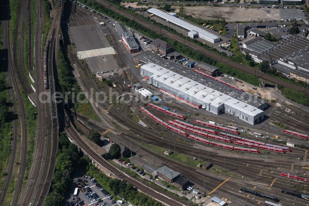 Aerial photograph Köln - Regional passenger trains on the sidings of the marshalling yard Koeln-Deutz in the district Deutz in Cologne in the state North Rhine-Westphalia, Germany