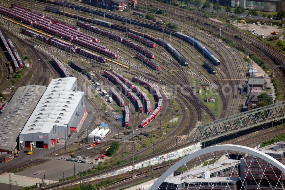 Aerial image Köln - Regional passenger trains on the sidings of the marshalling yard Koeln-Deutz in the district Deutz in Cologne in the state North Rhine-Westphalia, Germany