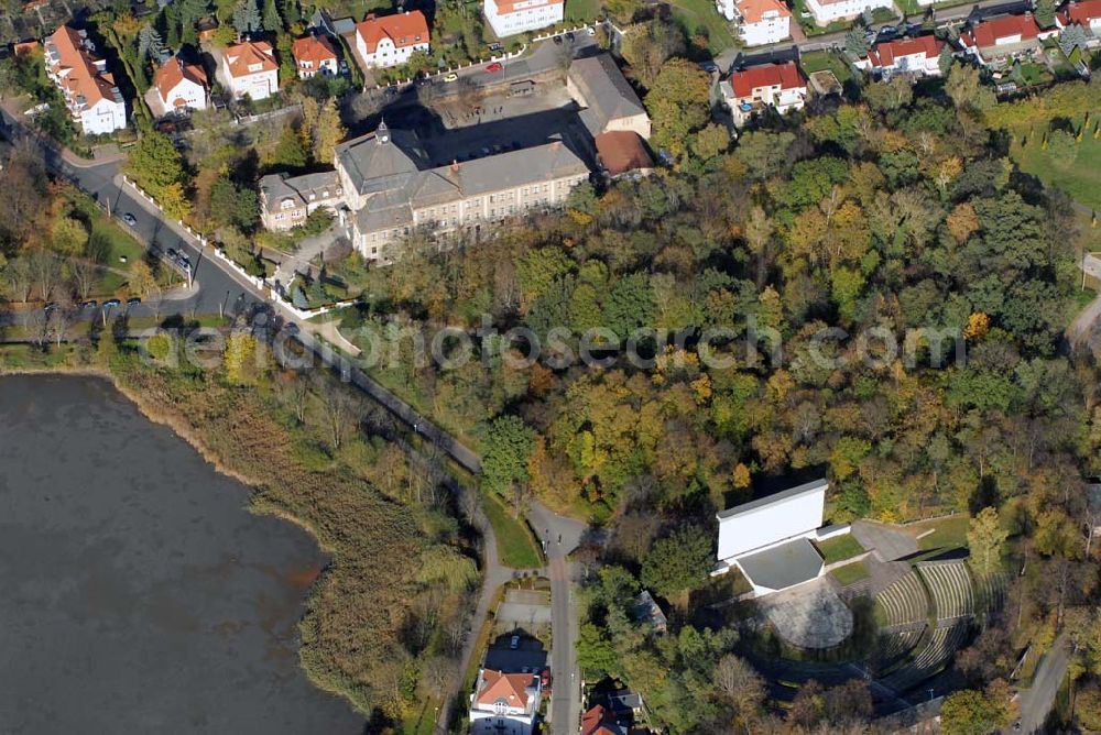 Borna from above - Blick auf das Pestalozzi-Gymnasium in der Leipziger Strasse 67 in 4552 Borna b Leipzig - Telefon: 03433 / 208655 sowie den Volksplatz, Goethepark und den Breiten Teich.