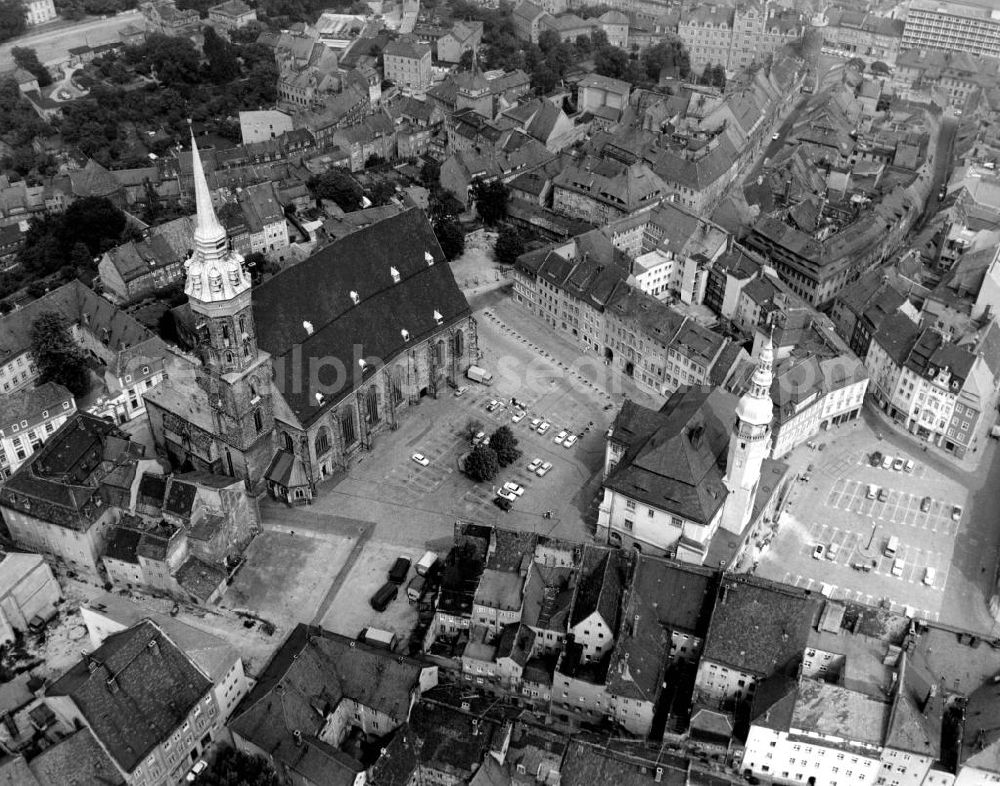 Aerial image Bautzen - Petrikirche am Fleischmarkt und Rathaus am Hauptmarkt in der Stadt Bautzen in Sachsen. Auf beiden Märkten befinden sich Parkplätze mit Autos. Hinter der Petrikirche Gerberbastei und Schülerturm.