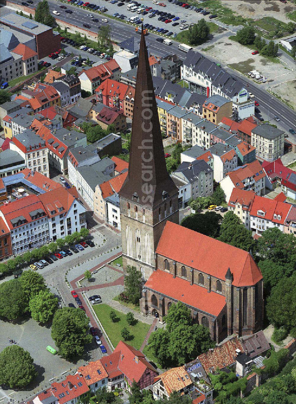 Rostock from above - Blick auf die Petrikirche - die älteste , mit 117 Meter Turmhöhe auch höchste Kirche von Rostock. Mitte des 14. Jh. wurde auf den Resten einer vorgängerkirche diese Basilika in Backsteingotik errichtet. View of St. Peter's Church - the oldest, with 117 meter tower height and the highest church in Rostock.