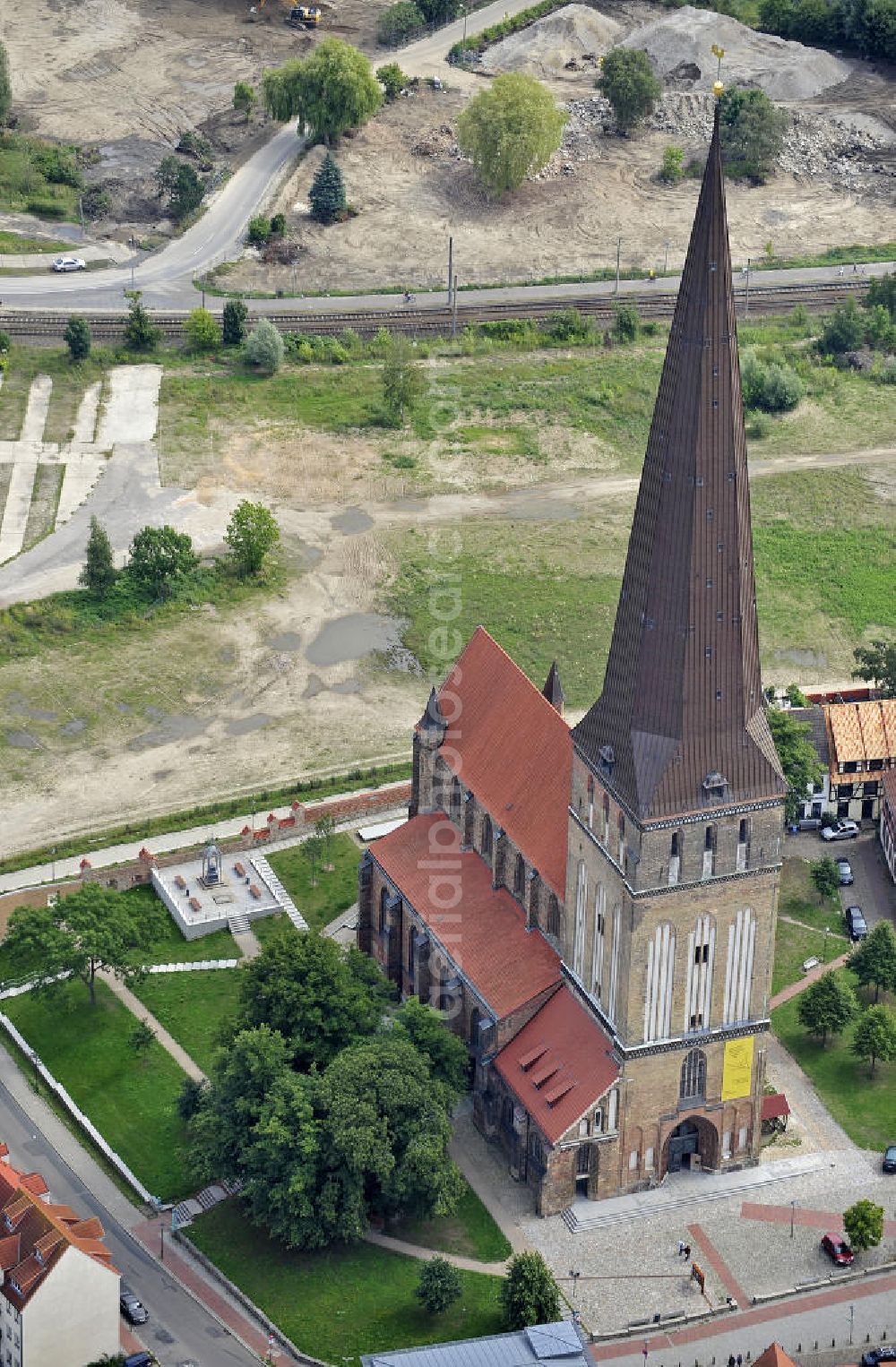 Rostock from above - Blick auf die Petrikirche in der Nähe vom Stadthafen. Die Kirche ist die älteste und mit 117,0 m die höchste der ehemals vier Stadtkirchen der Hansestadt Rostock. View of St. Peter's Church near the city harbor. The Church is the oldest and with 117.0 m the highest of the four city churches of the former Hanseatic city of Rostock.