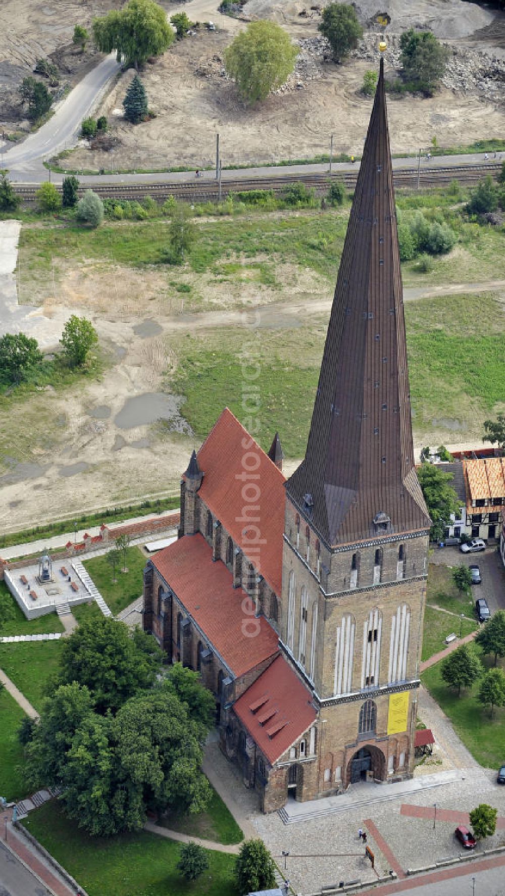 Rostock from the bird's eye view: Blick auf die Petrikirche in der Nähe vom Stadthafen. Die Kirche ist die älteste und mit 117,0 m die höchste der ehemals vier Stadtkirchen der Hansestadt Rostock. View of St. Peter's Church near the city harbor. The Church is the oldest and with 117.0 m the highest of the four city churches of the former Hanseatic city of Rostock.