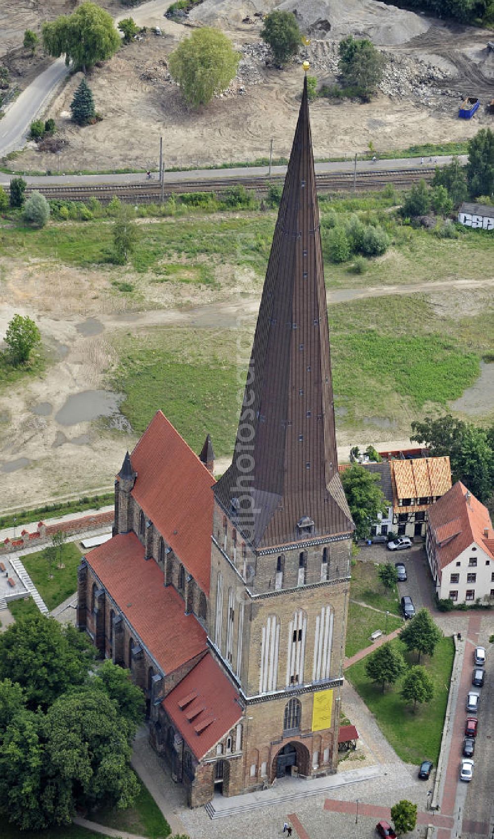 Aerial image Rostock - Blick auf die Petrikirche in der Nähe vom Stadthafen. Die Kirche ist die älteste und mit 117,0 m die höchste der ehemals vier Stadtkirchen der Hansestadt Rostock. View of St. Peter's Church near the city harbor. The Church is the oldest and with 117.0 m the highest of the four city churches of the former Hanseatic city of Rostock.