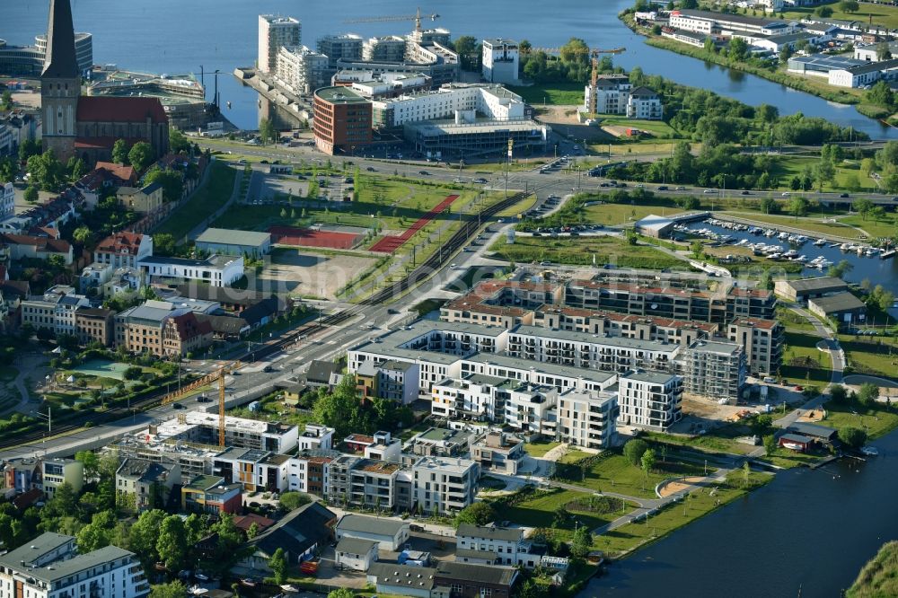 Aerial image Rostock - Residential area of a multi-family house settlement Wohnen on Warnowufer in Petriviertel in Rostock in the state Mecklenburg - Western Pomerania, Germany