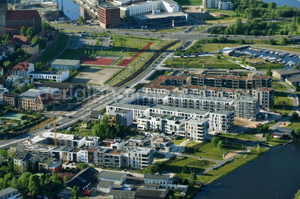 Aerial photograph Rostock - Residential area of a multi-family house settlement Wohnen on Warnowufer in Petriviertel in Rostock in the state Mecklenburg - Western Pomerania, Germany