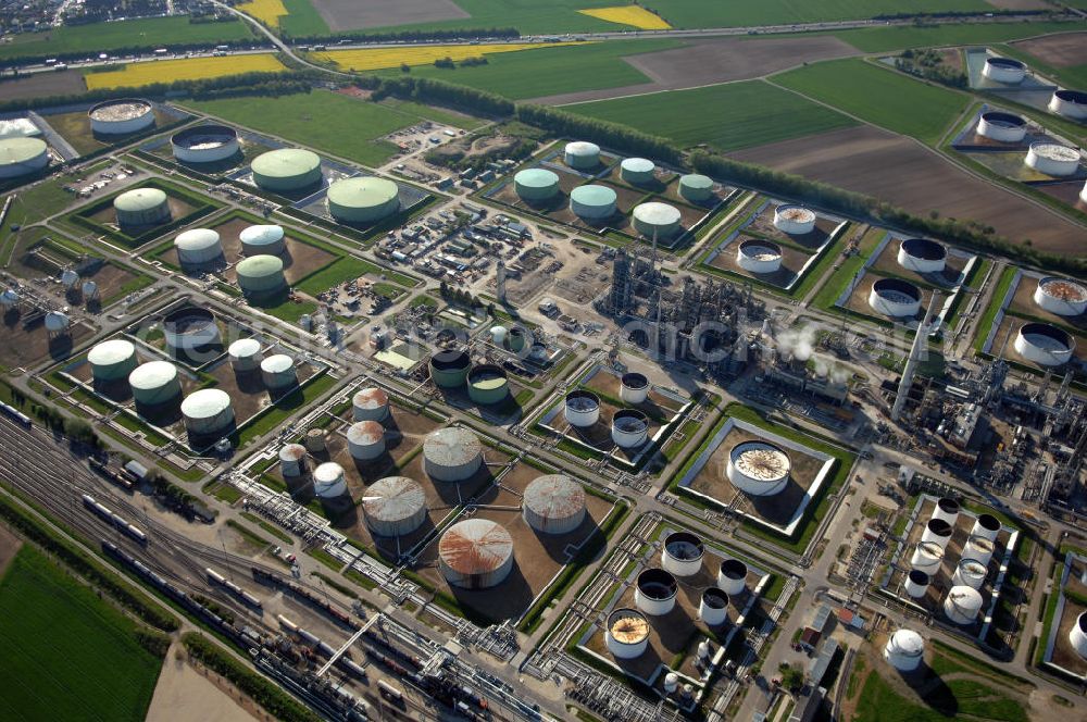 Ingolstadt from above - Blick auf die Mineralölgesellschaft Petroplusraffinerie in Ingolstadt. Ist seit 2007 Eigentümer der Raffinerie. Kontakt: (Schweiz) Tel. +41(0)5858011 00, Email: info@petroplus.biz