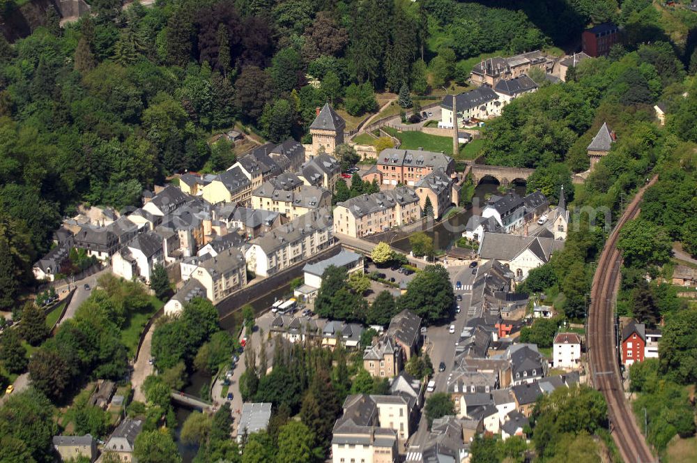 Aerial image Luxemburg - Kleiner Ausschnitt aus dem Stadtviertel Pfaffenthal an der Rue du Pont. Die kleinen Brücken führen über die Alzette, einen Zufluss der Sauer. Hinter den Bahnschienen beginnt der Park Drai Echelen (Drei Eichen) mit dem Fort Thüngen. Nur wenige Meter hinter dem Bildausschnitt befindet sich die Herzoginnen-Charlotte-Brücke, die das Tal der Alzette überspannt und das Europaviertel auf dem Kirchberg-Plateau mit dem Stadtzentrum Luxemburgs verbindet.