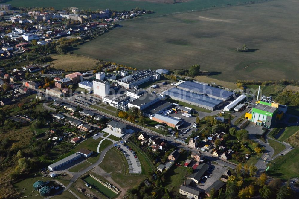 Aerial photograph Stavenhagen - View at the Pfanni factory premises and the company own power plant in Stavenhagen in the federal state Mecklenburg-Vorpommern. The Pfanni GmbH & Co. OHG is a German food company headquartered in Stavenhagen, which is specialized in the manufacture of kitchen-ready potato products. The power plant was built for the power and heating supply of the Pfanni company and is operated with alternative fuels. Operator is the Nehlsen Heizkraftwerke GmbH & Co.KG