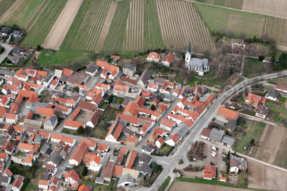 Gabsheim from the bird's eye view: Blick auf die Pfarrkirche St. Alban von Gabsheim in Rheinland-Pfalz. Die Kirche gehört zu den ältesten und größten Kirchen Rheinhessens und ist durch ihre beherrschende Lage über dem Ort ein markanter Punkt für die gesamte Umgebung. View to the parish church St. Alban of Gabsheim in Rhineland-Palatinate.