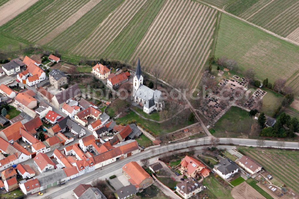 Aerial photograph Gabsheim - Blick auf die Pfarrkirche St. Alban von Gabsheim in Rheinland-Pfalz. Die Kirche gehört zu den ältesten und größten Kirchen Rheinhessens und ist durch ihre beherrschende Lage über dem Ort ein markanter Punkt für die gesamte Umgebung. View to the parish church St. Alban of Gabsheim in Rhineland-Palatinate.