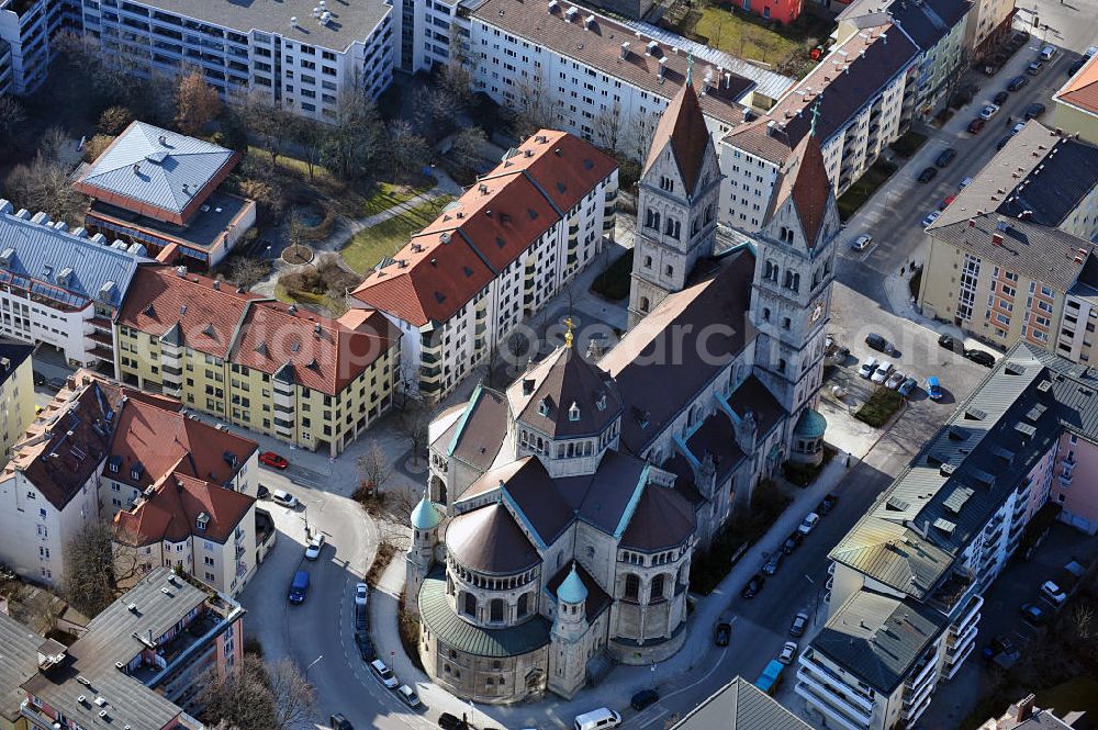 Aerial photograph München - Blick auf die Pfarrkirche St. Benno am Ferdinand - Miller - Platz in München / Maxvorstadt. Nach siebenjähriger Bauzeit wurde der Sakralbau 1895 eingeweiht. View of the parish church St. Benno on Ferdinand Miller Sq. in Munich / Maxvorstadt. After seven years of building it was inaugurated in 1895.