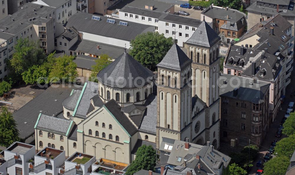 Frankfurt am Main from the bird's eye view: Blick auf die Pfarrkirche der katholischen Gemeinde St. Bernhard in der Koselstraße in Frankfurt am Main. View of the church of the Catholic parish of St. Bernard in the Kosel street in Frankfurt am Main.