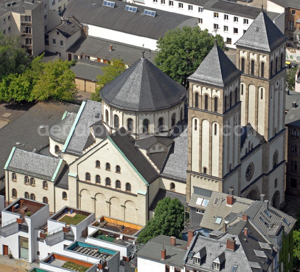 Aerial image Frankfurt am Main - Blick auf die Pfarrkirche der katholischen Gemeinde St. Bernhard in der Koselstraße in Frankfurt am Main. View of the church of the Catholic parish of St. Bernard in the Kosel street in Frankfurt am Main.