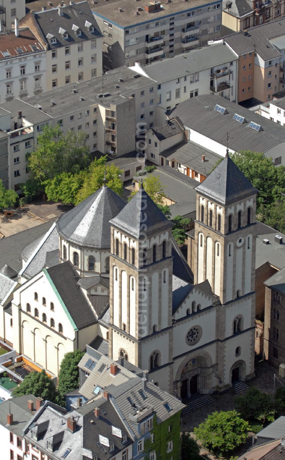 Aerial photograph Frankfurt am Main - Blick auf die Pfarrkirche der katholischen Gemeinde St. Bernhard in der Koselstraße in Frankfurt am Main. View of the church of the Catholic parish of St. Bernard in the Kosel street in Frankfurt am Main.