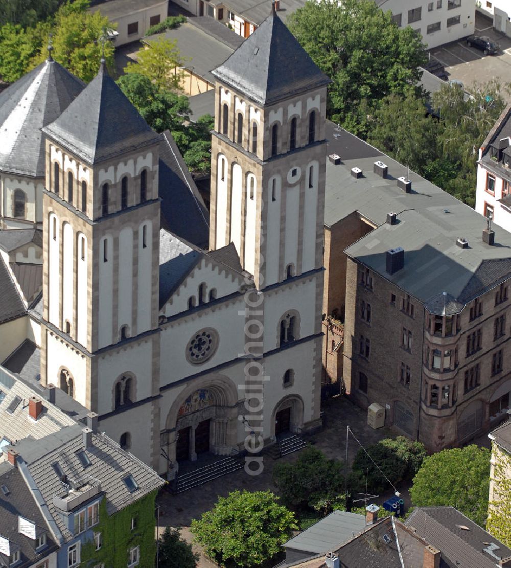 Frankfurt am Main from above - Blick auf die Pfarrkirche der katholischen Gemeinde St. Bernhard in der Koselstraße in Frankfurt am Main. View of the church of the Catholic parish of St. Bernard in the Kosel street in Frankfurt am Main.