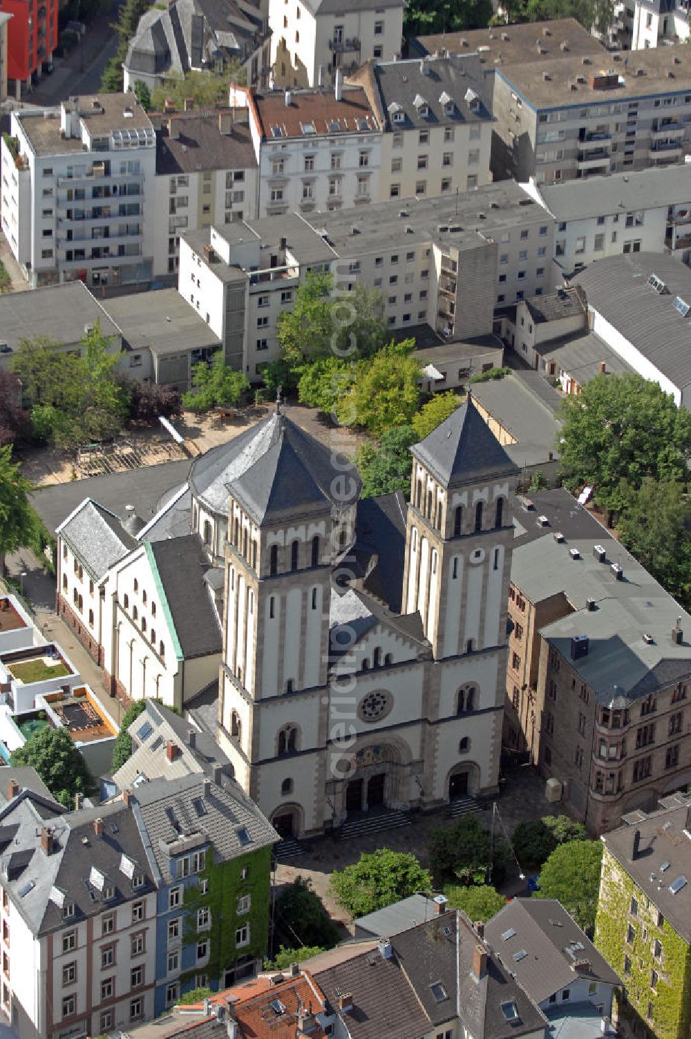 Frankfurt am Main from the bird's eye view: Blick auf die Pfarrkirche der katholischen Gemeinde St. Bernhard in der Koselstraße in Frankfurt am Main. View of the church of the Catholic parish of St. Bernard in the Kosel street in Frankfurt am Main.