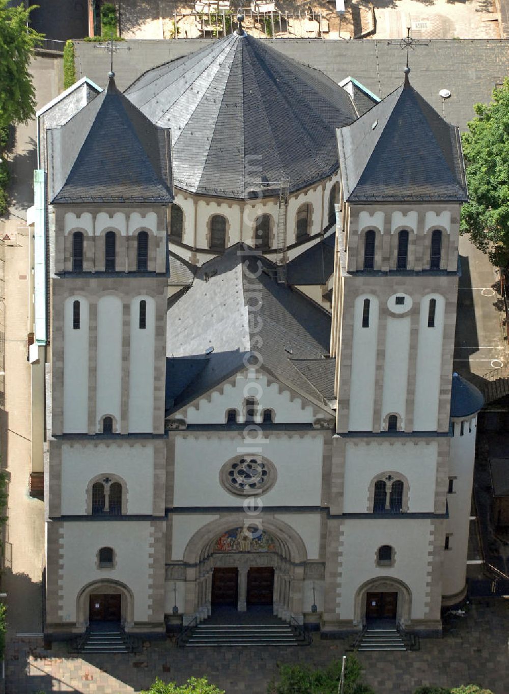 Aerial image Frankfurt am Main - Blick auf die Pfarrkirche der katholischen Gemeinde St. Bernhard in der Koselstraße in Frankfurt am Main. View of the church of the Catholic parish of St. Bernard in the Kosel street in Frankfurt am Main.