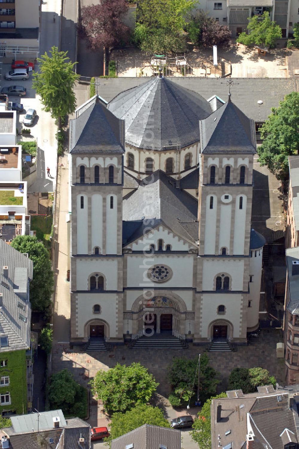 Aerial photograph Frankfurt am Main - Blick auf die Pfarrkirche der katholischen Gemeinde St. Bernhard in der Koselstraße in Frankfurt am Main. View of the church of the Catholic parish of St. Bernard in the Kosel street in Frankfurt am Main.