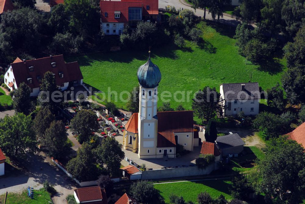 Aerial photograph Erdweg / OT Großberghofen - Blick auf die Pfarrkirche St. Georg in Großberghofen. Die Kirche wurde 1709 erbaut und am 8.8.1716 eingeweiht. Sie besteht aus romanisches Mauerwerk, Chor und einem gotischen Turm (35m hoch), die Fresken wurden 1922 und 1954 teilweise frei gelegt. Adresse: Pfarrkirche St. Georg, St.-Georgs-Weg 4, 85253 Erdweg / OT Großberghofen