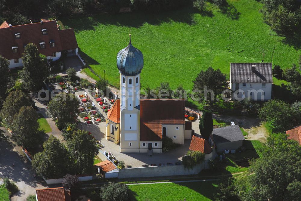 Erdweg / OT Großberghofen from above - Blick auf die Pfarrkirche St. Georg in Großberghofen. Die Kirche wurde 1709 erbaut und am 8.8.1716 eingeweiht. Sie besteht aus romanisches Mauerwerk, Chor und einem gotischen Turm (35m hoch), die Fresken wurden 1922 und 1954 teilweise frei gelegt. Adresse: Pfarrkirche St. Georg, St.-Georgs-Weg 4, 85253 Erdweg / OT Großberghofen