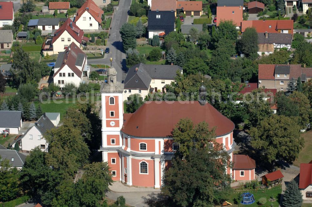 Nebelschütz from the bird's eye view: Blick auf die Pfarrkirche / Kirche Sankt Martin in Nebelschütz. Kontakt: Katholisches Pfarramt Sankt Martin, Hauptstraße 27, 01920 Nebelschütz, Tel. +49(0)3578 30-2005, Fax -8866,