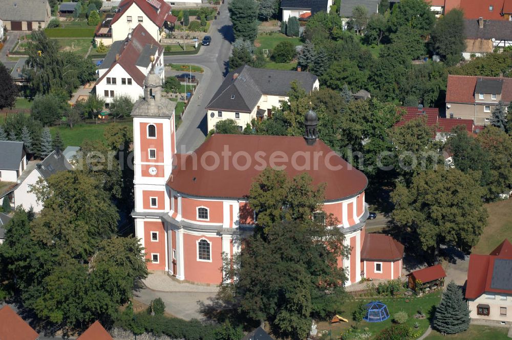 Aerial image Nebelschütz - Blick auf die Pfarrkirche / Kirche Sankt Martin in Nebelschütz. Kontakt: Katholisches Pfarramt Sankt Martin, Hauptstraße 27, 01920 Nebelschütz, Tel. +49(0)3578 30-2005, Fax -8866,