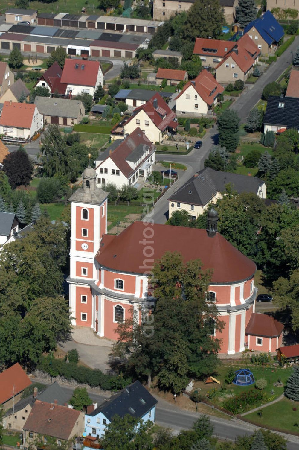 Aerial photograph Nebelschütz - Blick auf die Pfarrkirche / Kirche Sankt Martin in Nebelschütz. Kontakt: Katholisches Pfarramt Sankt Martin, Hauptstraße 27, 01920 Nebelschütz, Tel. +49(0)3578 30-2005, Fax -8866,