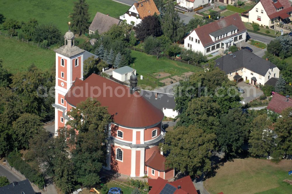 Nebelschütz from above - Blick auf die Pfarrkirche / Kirche Sankt Martin in Nebelschütz. Kontakt: Katholisches Pfarramt Sankt Martin, Hauptstraße 27, 01920 Nebelschütz, Tel. +49(0)3578 30-2005, Fax -8866,