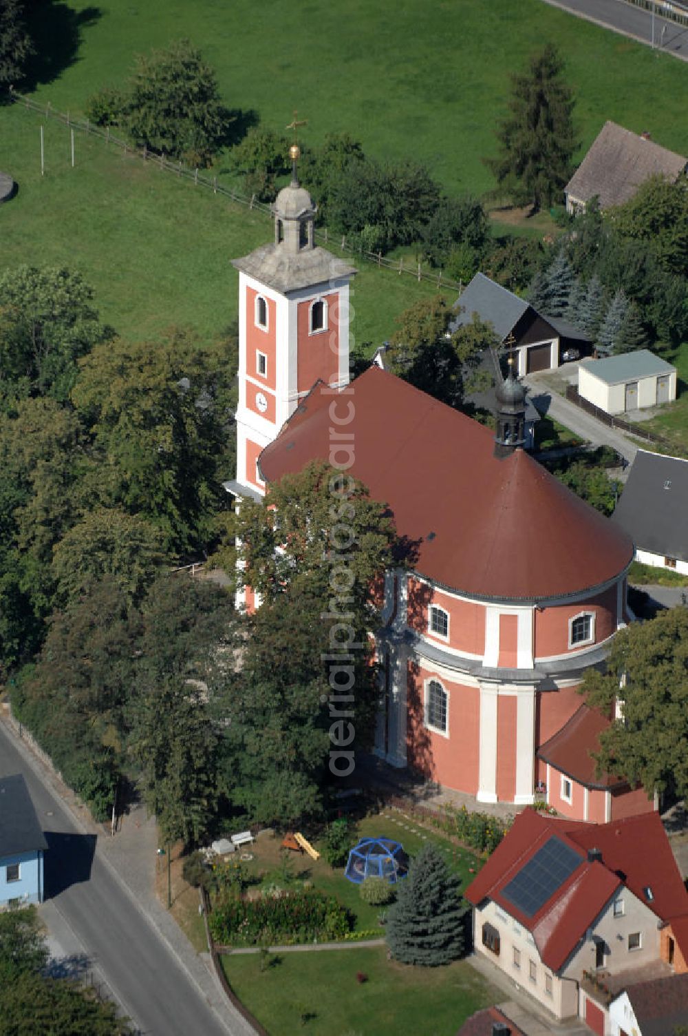 Nebelschütz from the bird's eye view: Blick auf die Pfarrkirche / Kirche Sankt Martin in Nebelschütz. Kontakt: Katholisches Pfarramt Sankt Martin, Hauptstraße 27, 01920 Nebelschütz, Tel. +49(0)3578 30-2005, Fax -8866,