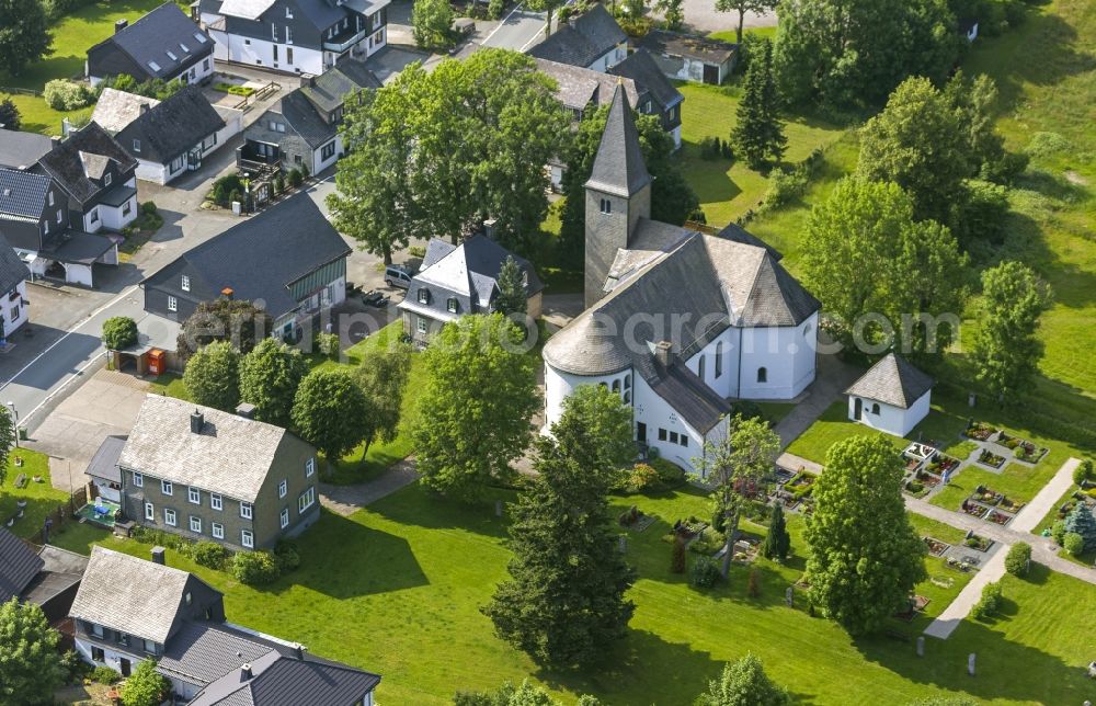 Aerial photograph Winterberg Neuastenberg - Parish church St. Laurentius with churchyard in the district Neuastenberg in Winterberg in North Rhine-Westphalia