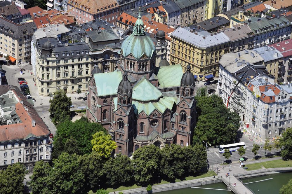 Aerial photograph München - Die evangelisch-lutherische St. Lukas Kirche im Stadtteil Lehel an der Isar in München, Bayern. The evangelical-lutheran St. Lukas church in the district Lehel at the river Isar in Munich, Bavaria.