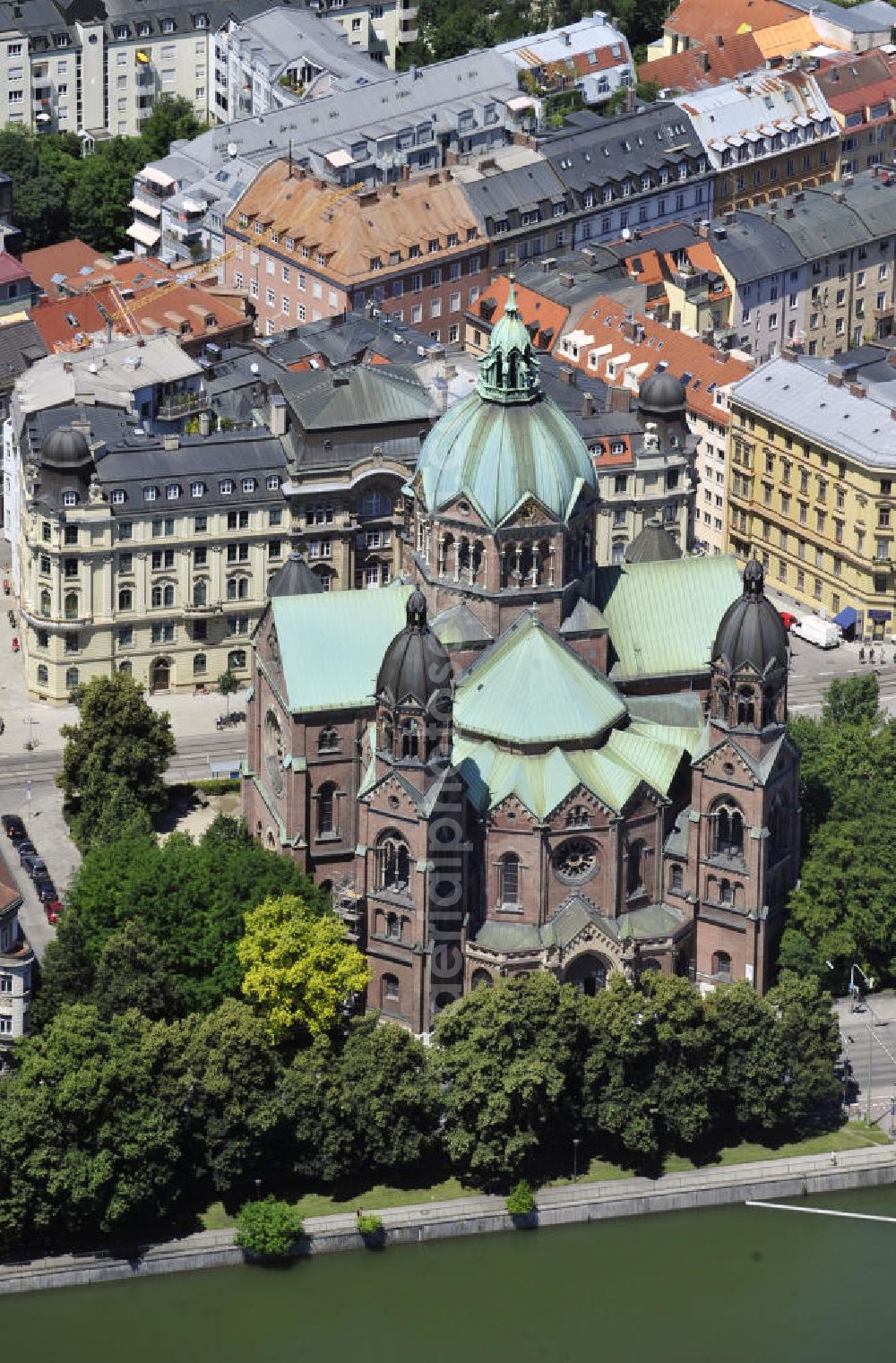 München from above - Die evangelisch-lutherische St. Lukas Kirche im Stadtteil Lehel an der Isar in München, Bayern. The evangelical-lutheran St. Lukas church in the district Lehel at the river Isar in Munich, Bavaria.