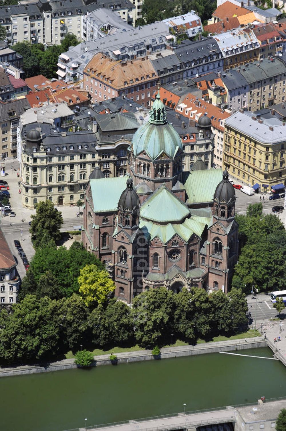 München from the bird's eye view: Die evangelisch-lutherische St. Lukas Kirche im Stadtteil Lehel an der Isar in München, Bayern. The evangelical-lutheran St. Lukas church in the district Lehel at the river Isar in Munich, Bavaria.