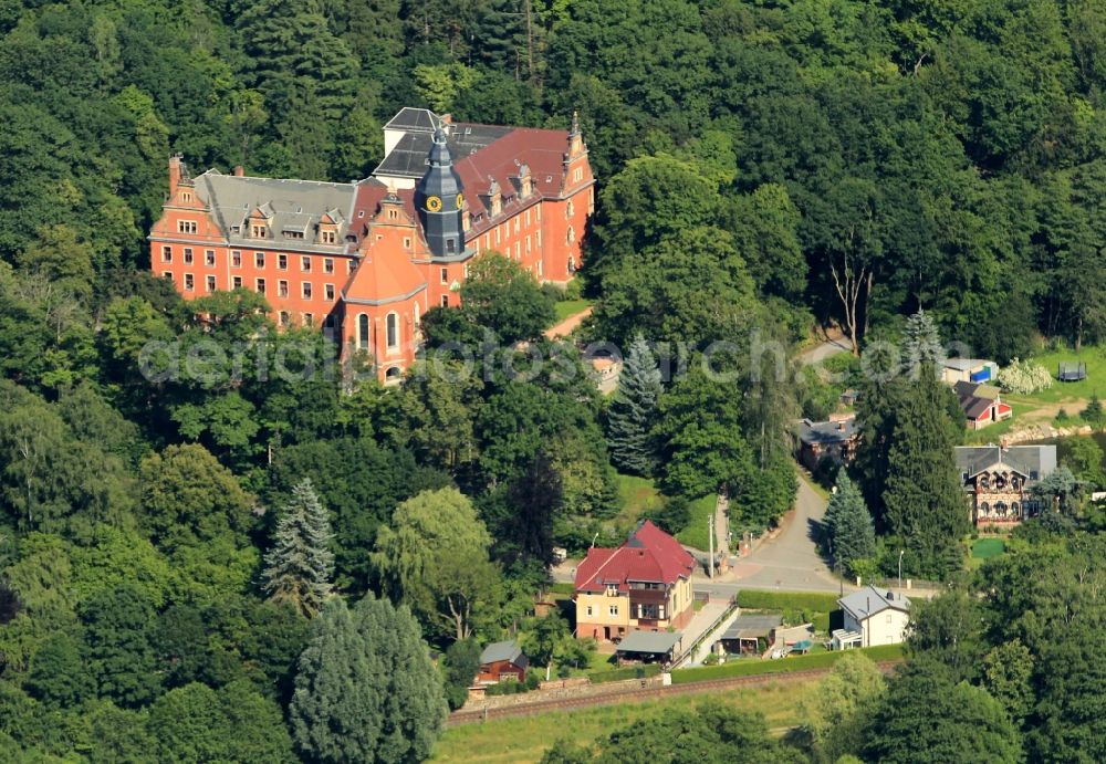 Greiz from above - In the north of Greiz in Thuringia the nursing home Anna Seghers is surrounded by a park in the street Leonhardtstrasse. Built over a century ago, the House passed as the foundation of Ernst and Lina Arnold at the Greiz as a residence for elderly and dependent people