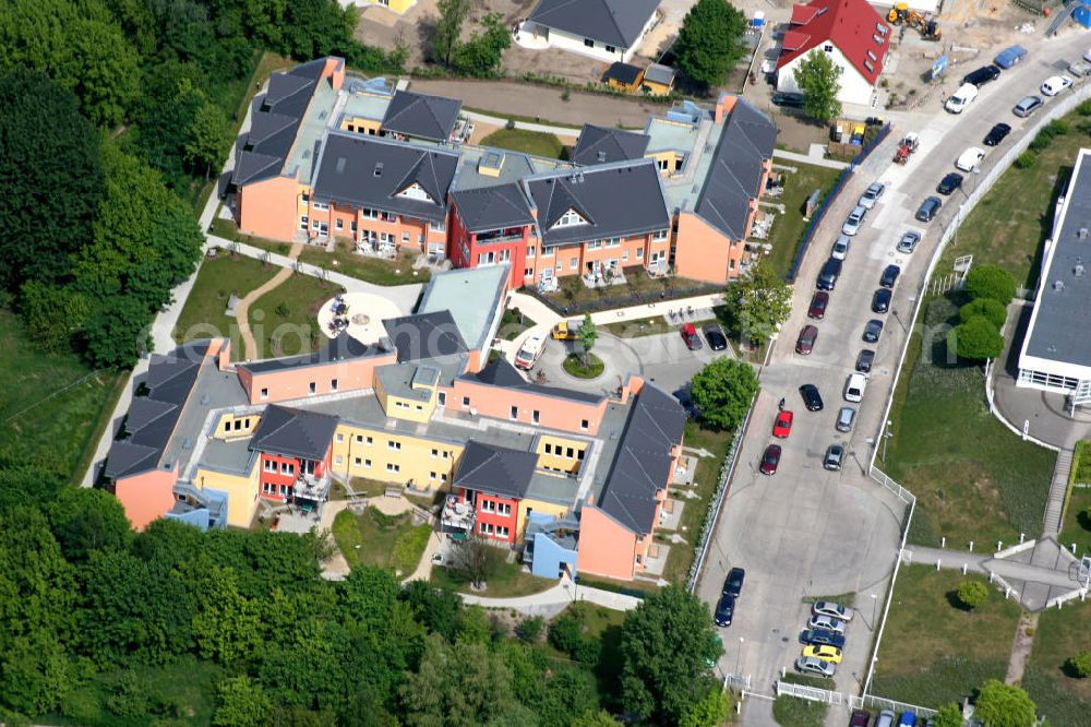 Aerial image Berlin Mahlsdorf - Berlin-Mahlsdorf 17.10.2006 Blick auf das neue Pflegeheim mit dem Namen Wohnpark am Rohrpfuhl an der Florastraße 1 in Mahlsdorf. Dort sollen 80 ältere Menschen in acht Hausgemeinschaften betreut werden. Pflegewohnzentrum Kaulsdorf-Nord gGmbH - Pflegewohnzentrum /