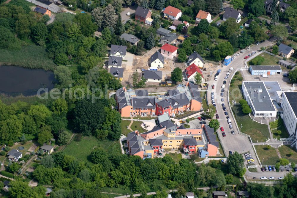 Aerial photograph Berlin Mahlsdorf - Berlin-Mahlsdorf 17.10.2006 Blick auf das neue Pflegeheim mit dem Namen Wohnpark am Rohrpfuhl an der Florastraße 1 in Mahlsdorf. Dort sollen 80 ältere Menschen in acht Hausgemeinschaften betreut werden. Pflegewohnzentrum Kaulsdorf-Nord gGmbH - Pflegewohnzentrum /