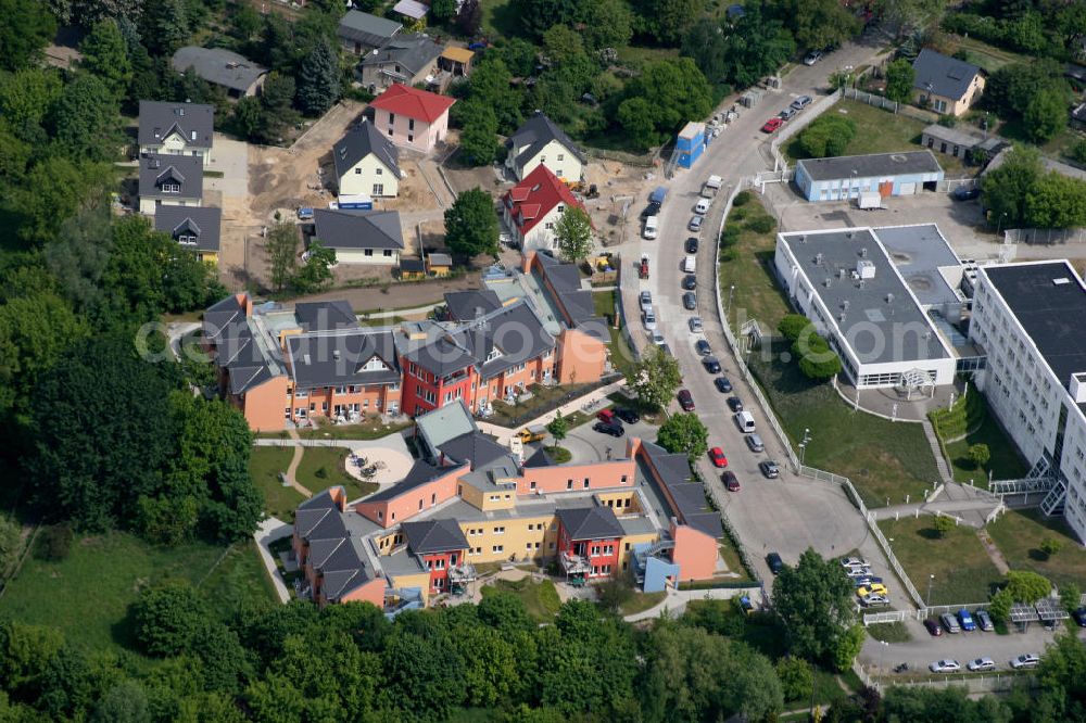 Berlin Mahlsdorf from above - Berlin-Mahlsdorf 17.10.2006 Blick auf das neue Pflegeheim mit dem Namen Wohnpark am Rohrpfuhl an der Florastraße 1 in Mahlsdorf. Dort sollen 80 ältere Menschen in acht Hausgemeinschaften betreut werden. Pflegewohnzentrum Kaulsdorf-Nord gGmbH - Pflegewohnzentrum /